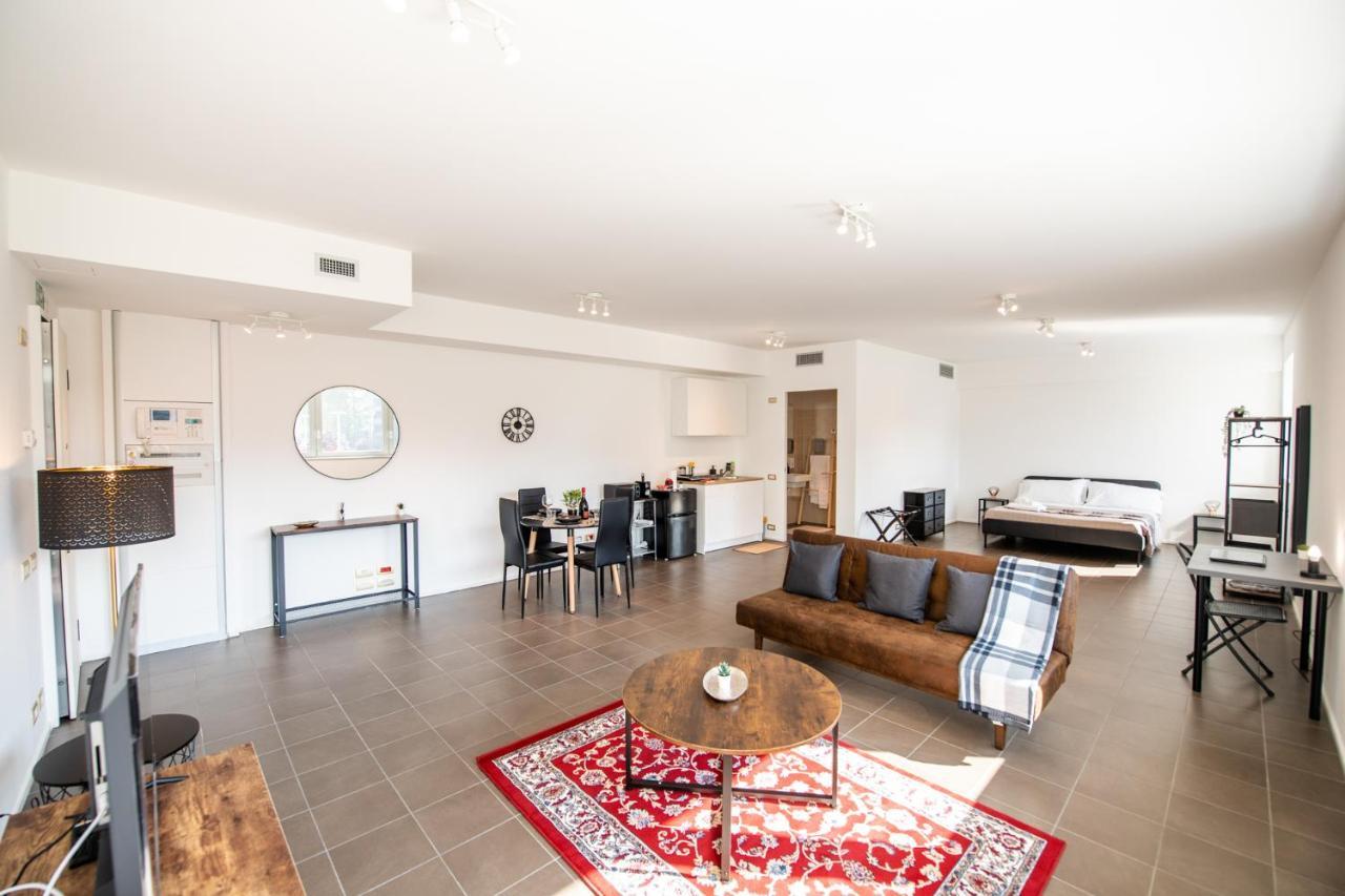 350 M Dalla Stazione L Parcheggio Free L Nova Loft Daire Parma Dış mekan fotoğraf